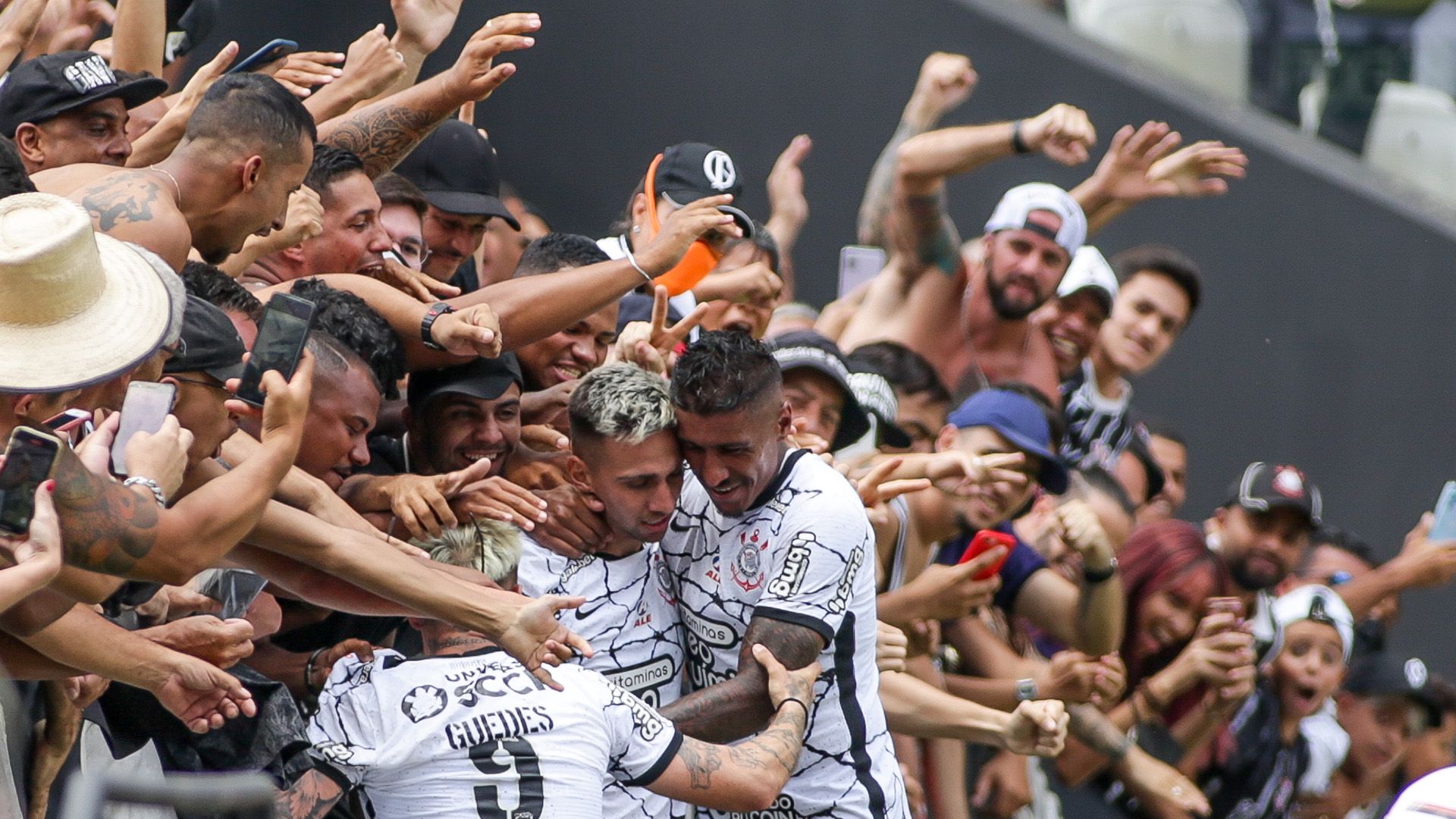 Corinthians comemora gol de Gustavo Mosquito