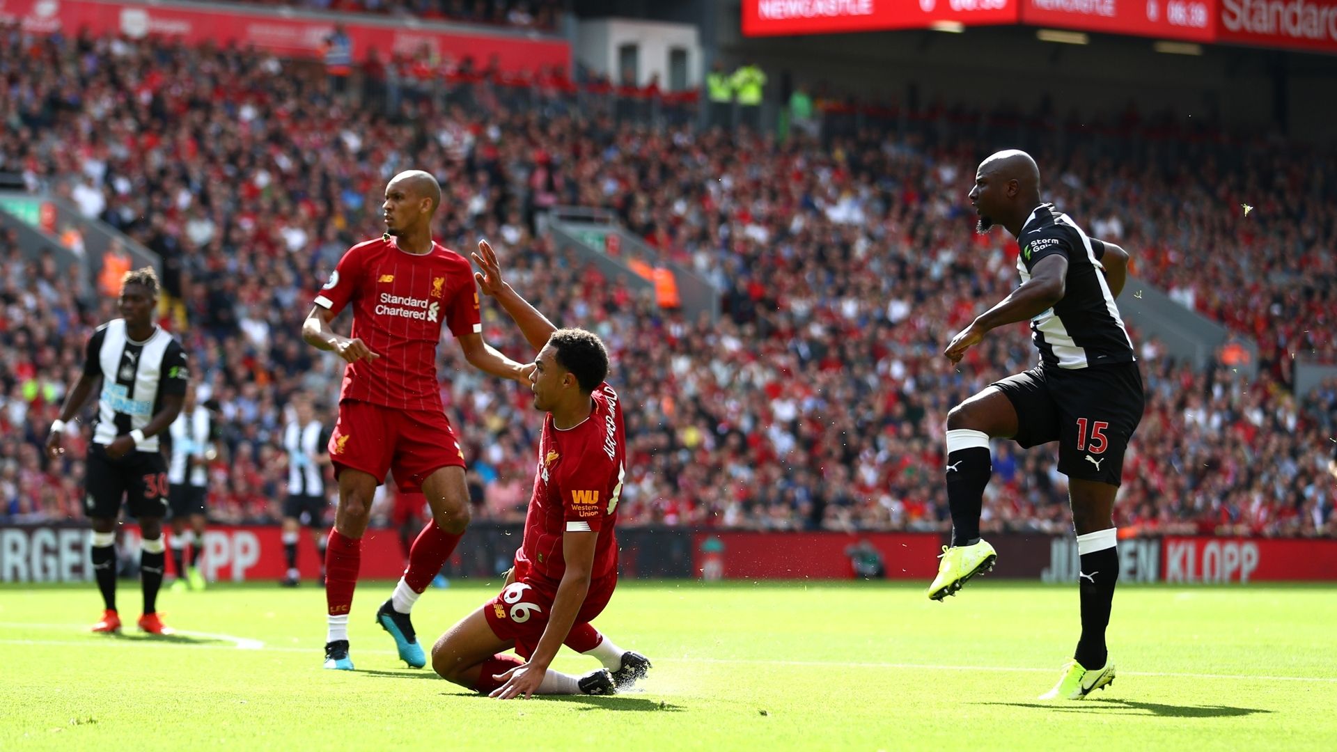 Jetro Willems Liverpool Newcastle Premier Legaue 2019/2020 MD5