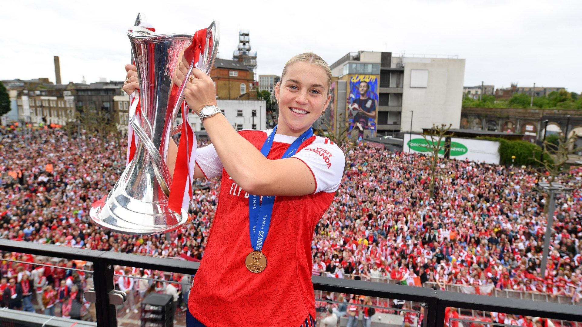 Alessia Russo Arsenal Women UWCL trophy 2025