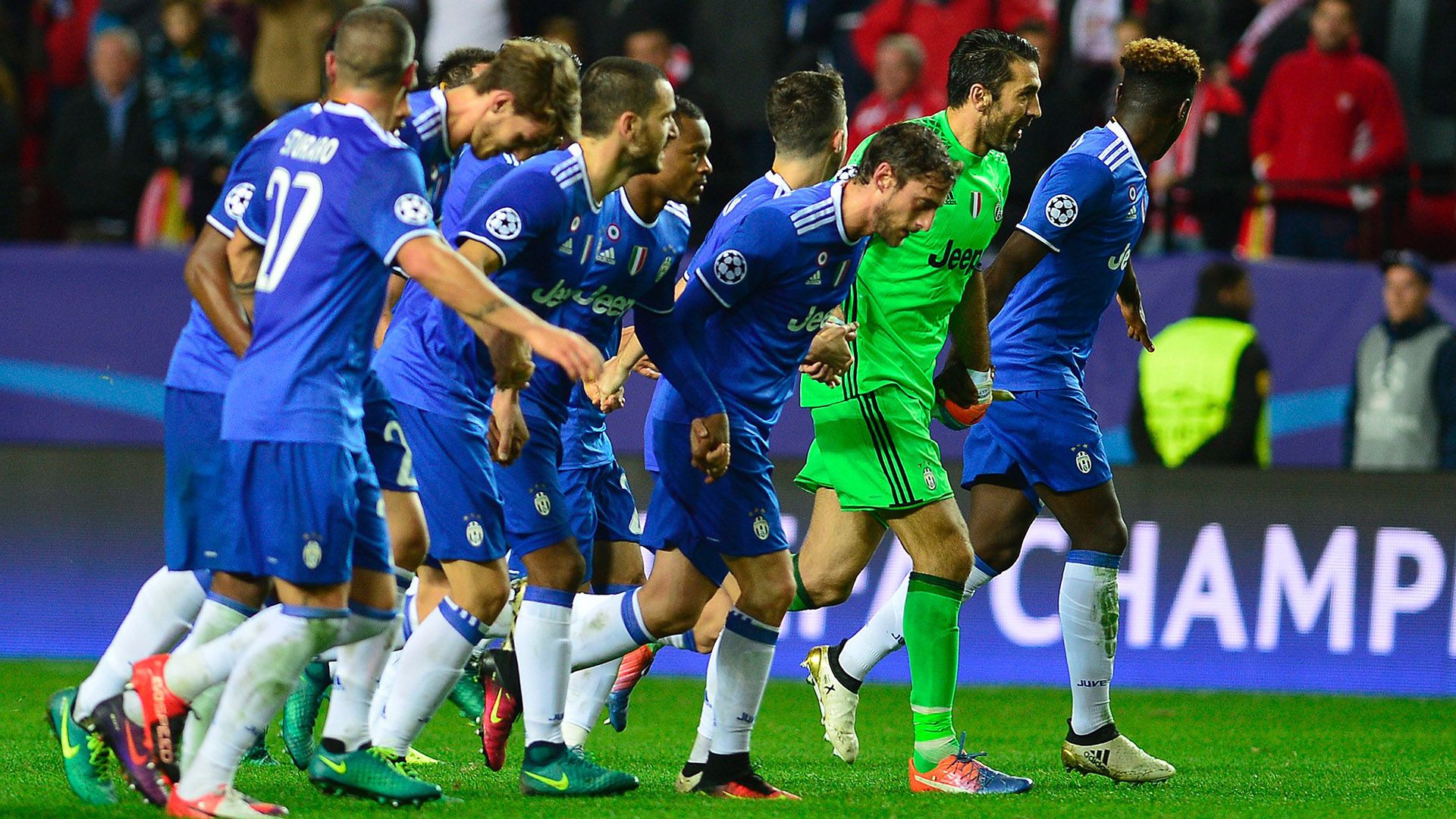 Juventus celebrating Sevilla Juventus