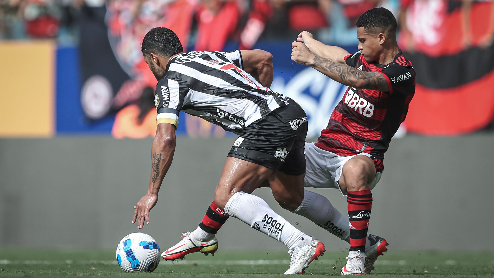 Hulk e João Gomes disputam bola em Atlético-MG x Flamengo pela Supercopa