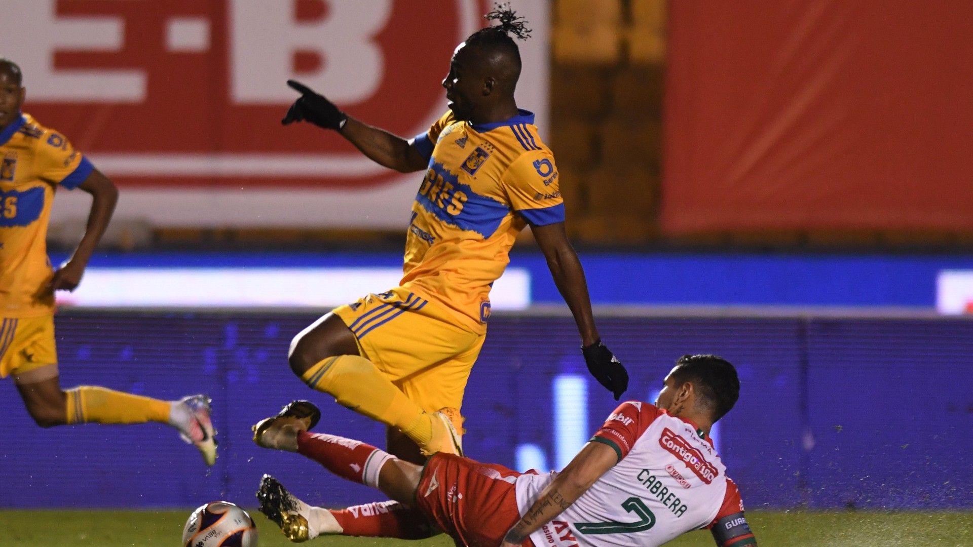 Julián Quiñones David Cabrera Tigres vs Necaxa Guardianes 2021