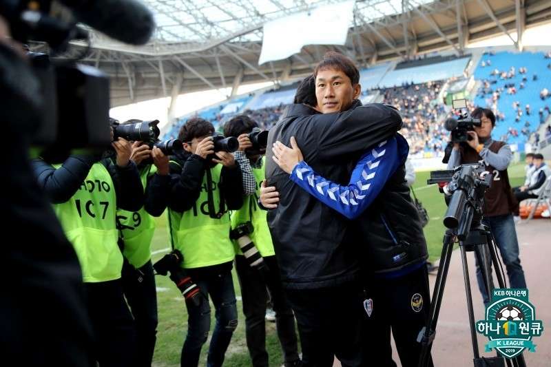 유상철 이임생 포옹