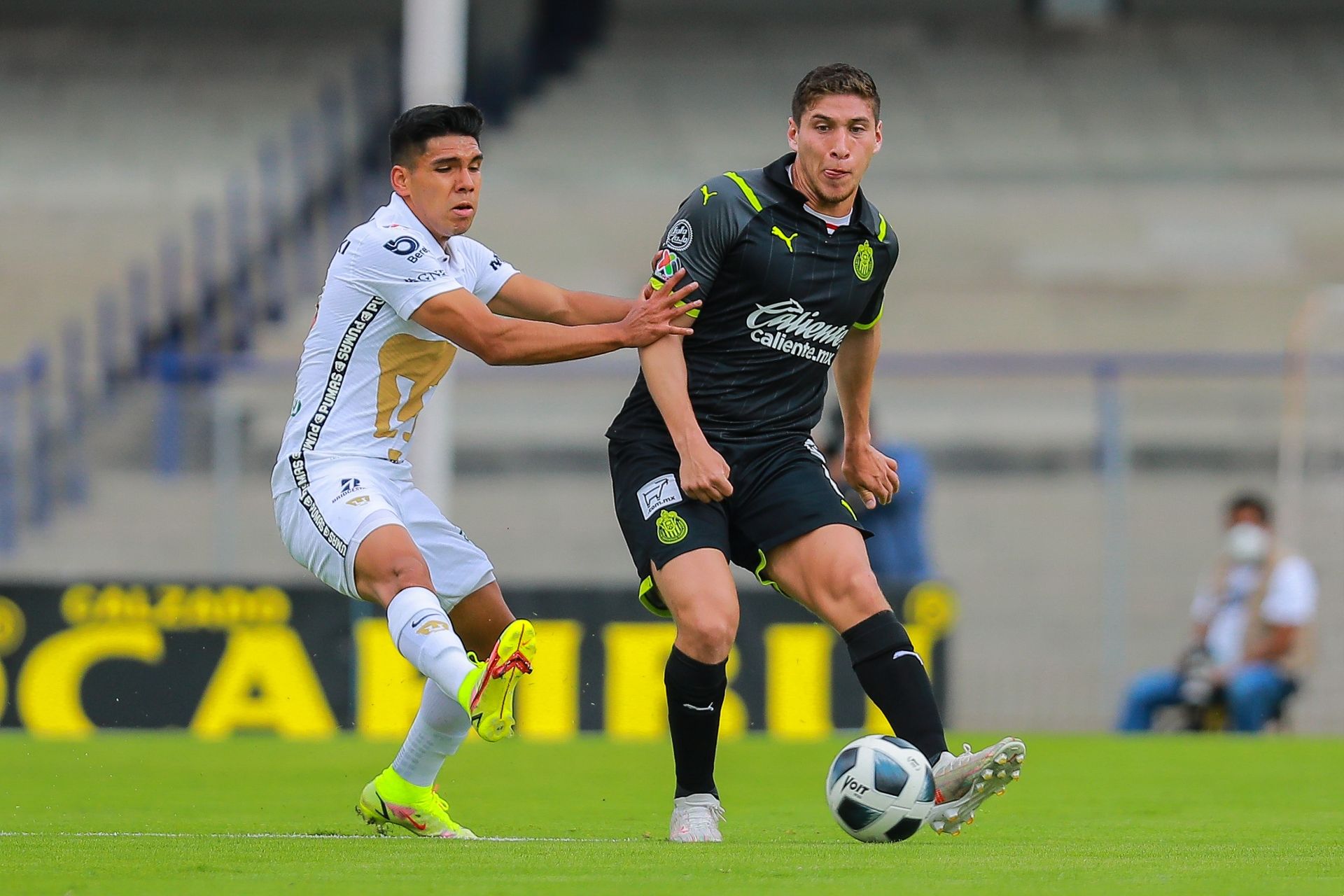 Emanuel Montejano Luis Olivas Pumas Chivas Apertura 2021