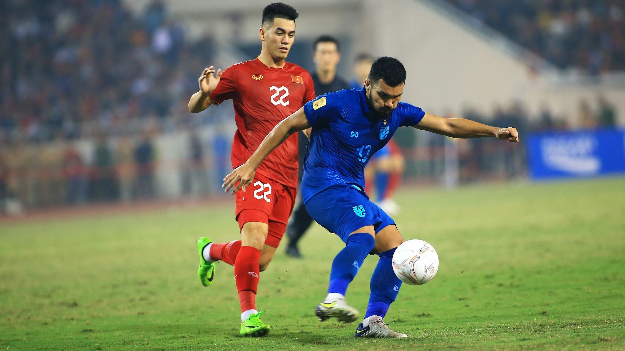 Nguyen Tien Linh Kritsada Kaman Vietnam Thailand AFF Mitsubishi Electric Cup 2022 Semi-final 13012023