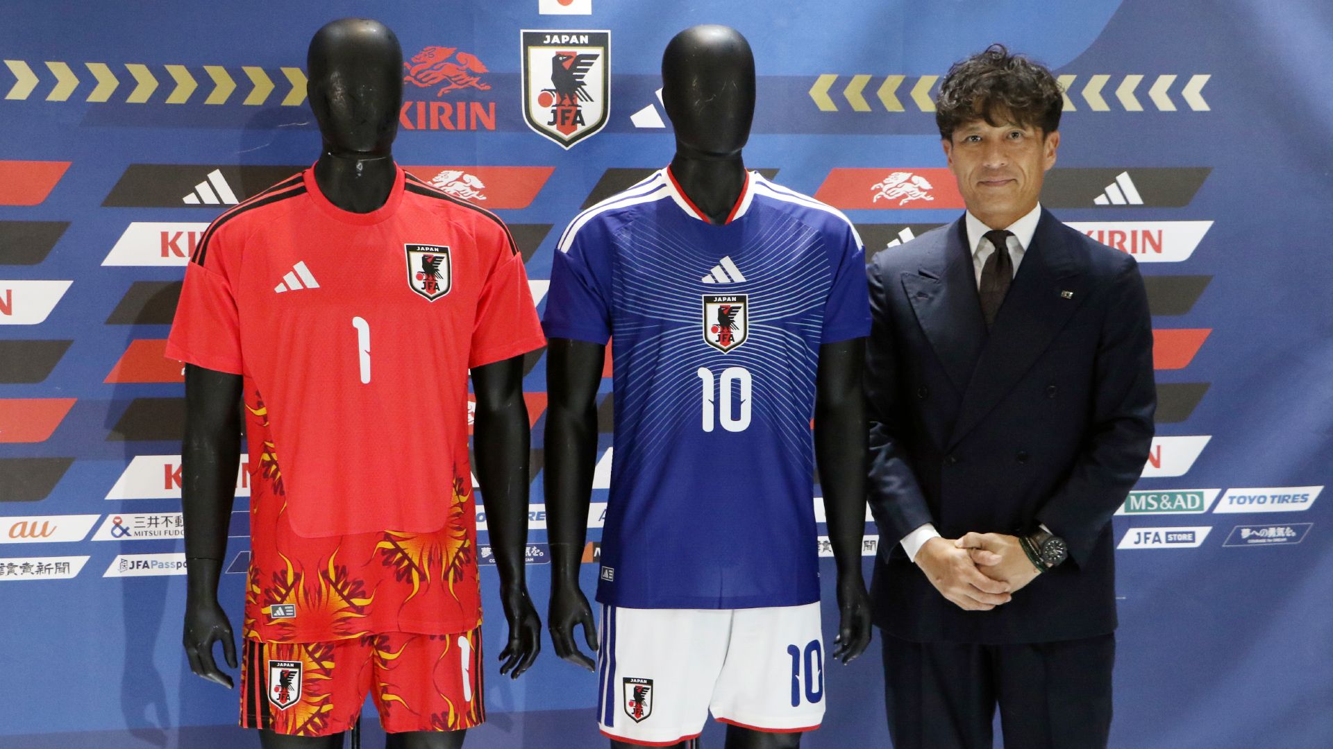 日本代表、W杯でも着る新ユニフォームをお披露目 宮本恒靖会長「最高の