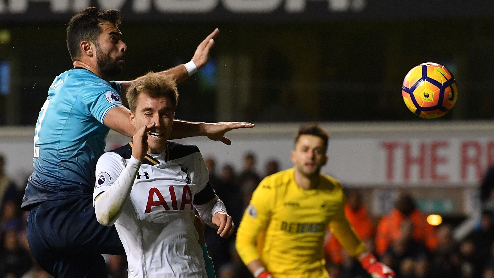 Jordi Amat vs Christian Eriksen