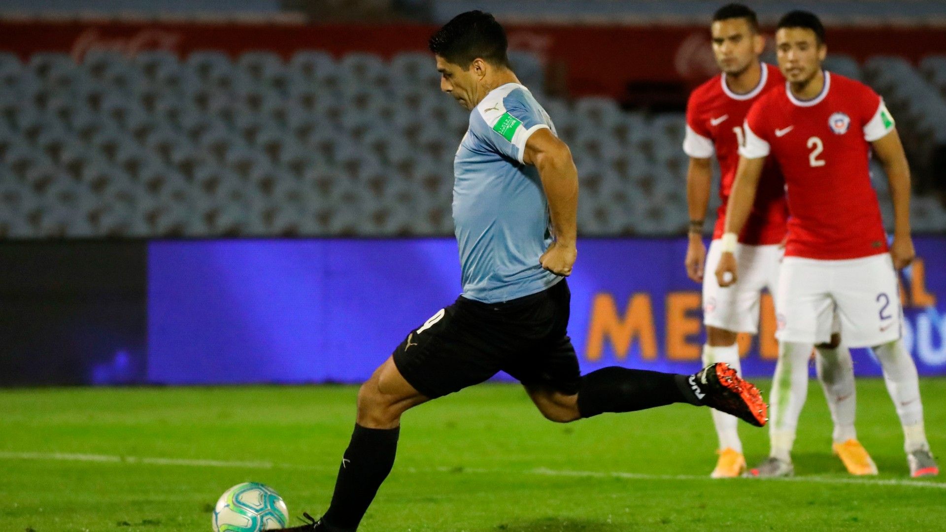 Luis Suárez gol de penal Chile a Uruguay 81020