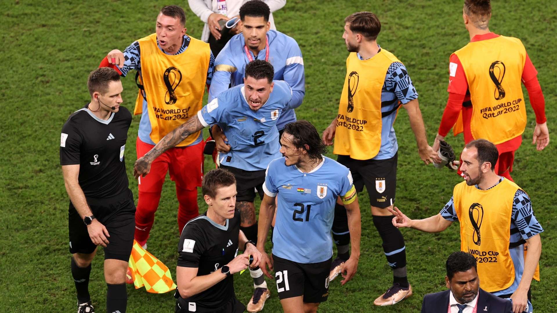 Uruguay players referee World Cup 2022