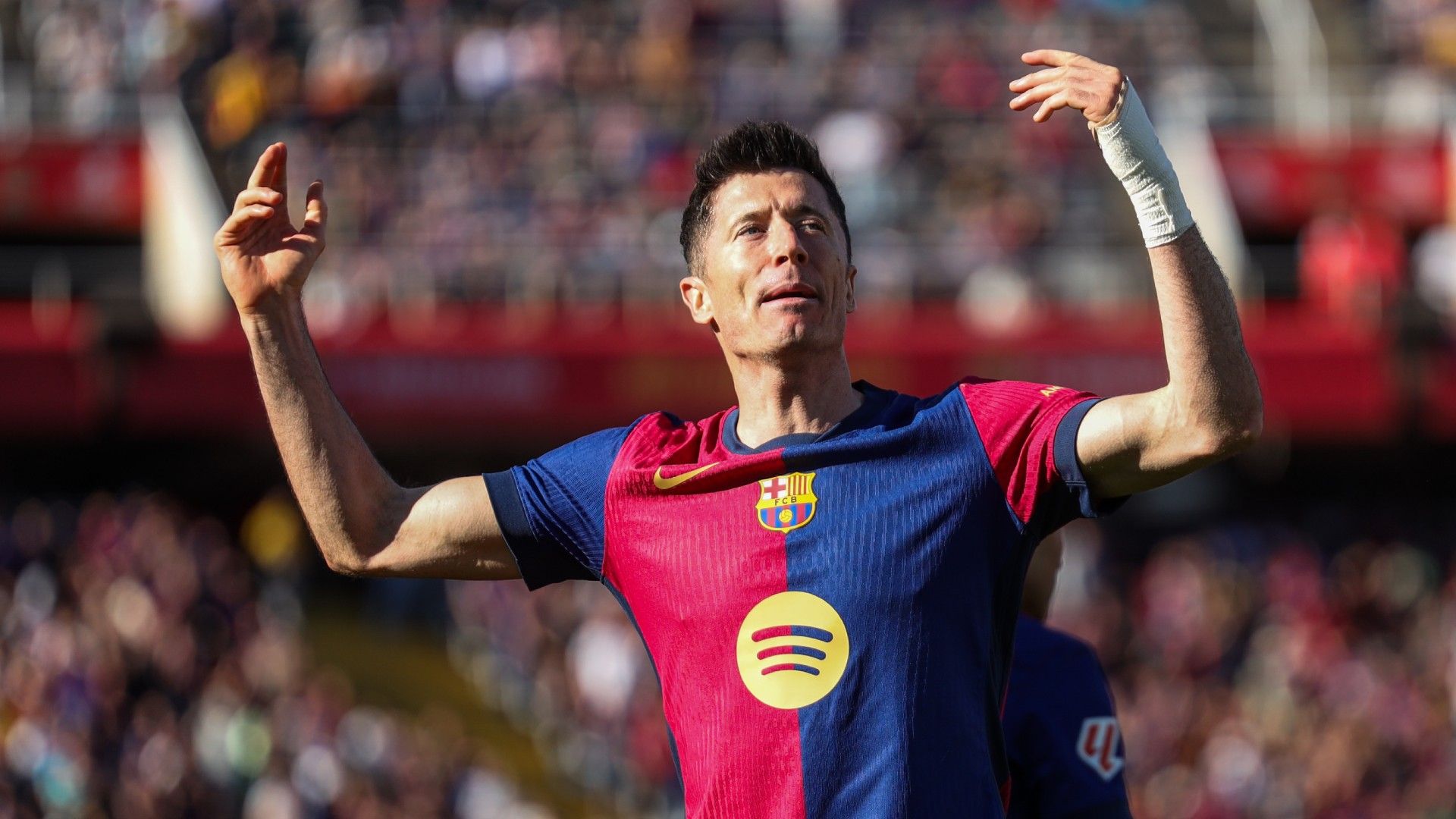 Robert Lewandowski of FC Barcelona celebrates 