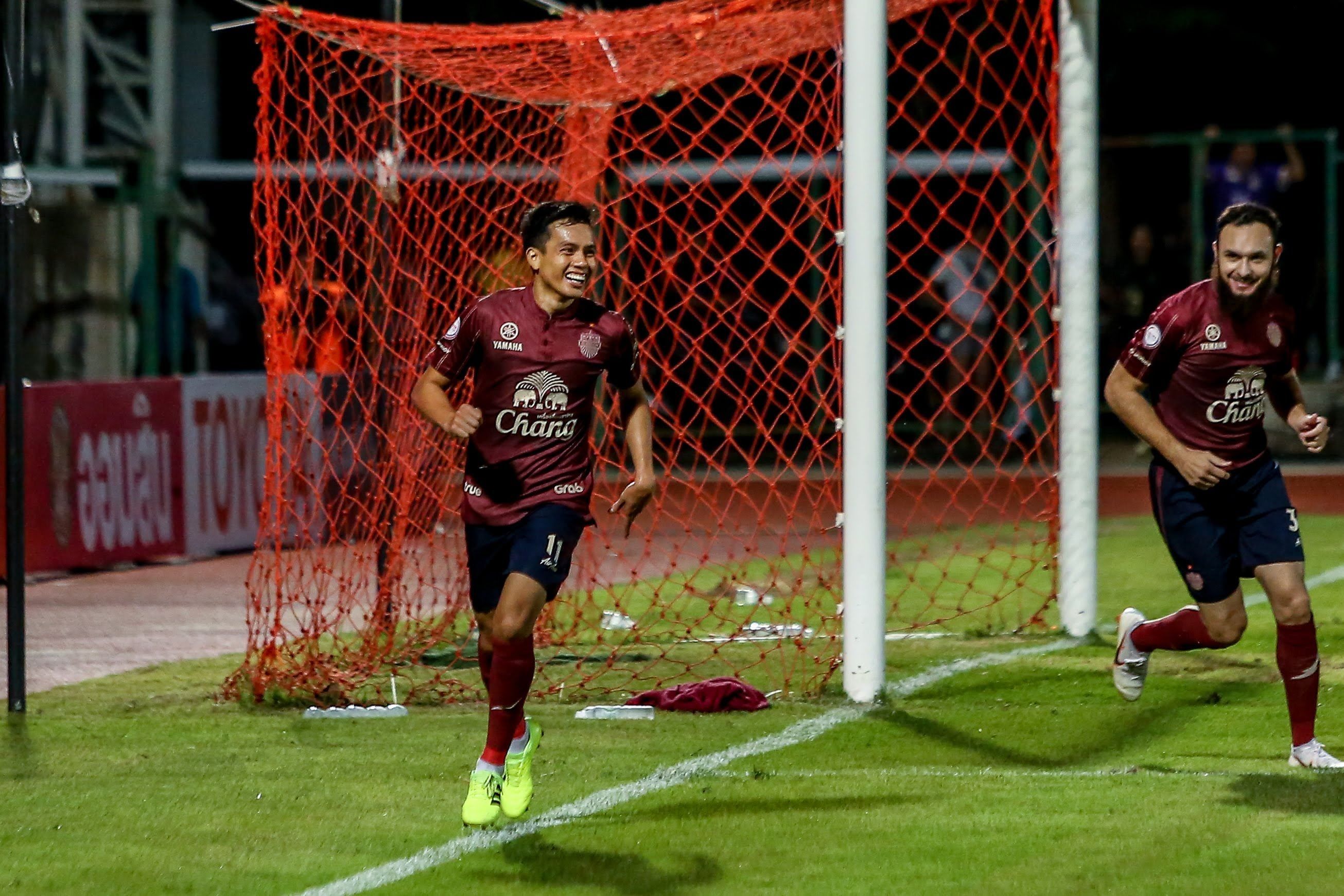 4 แข้งไทยกับอาวุธคู่ใจ