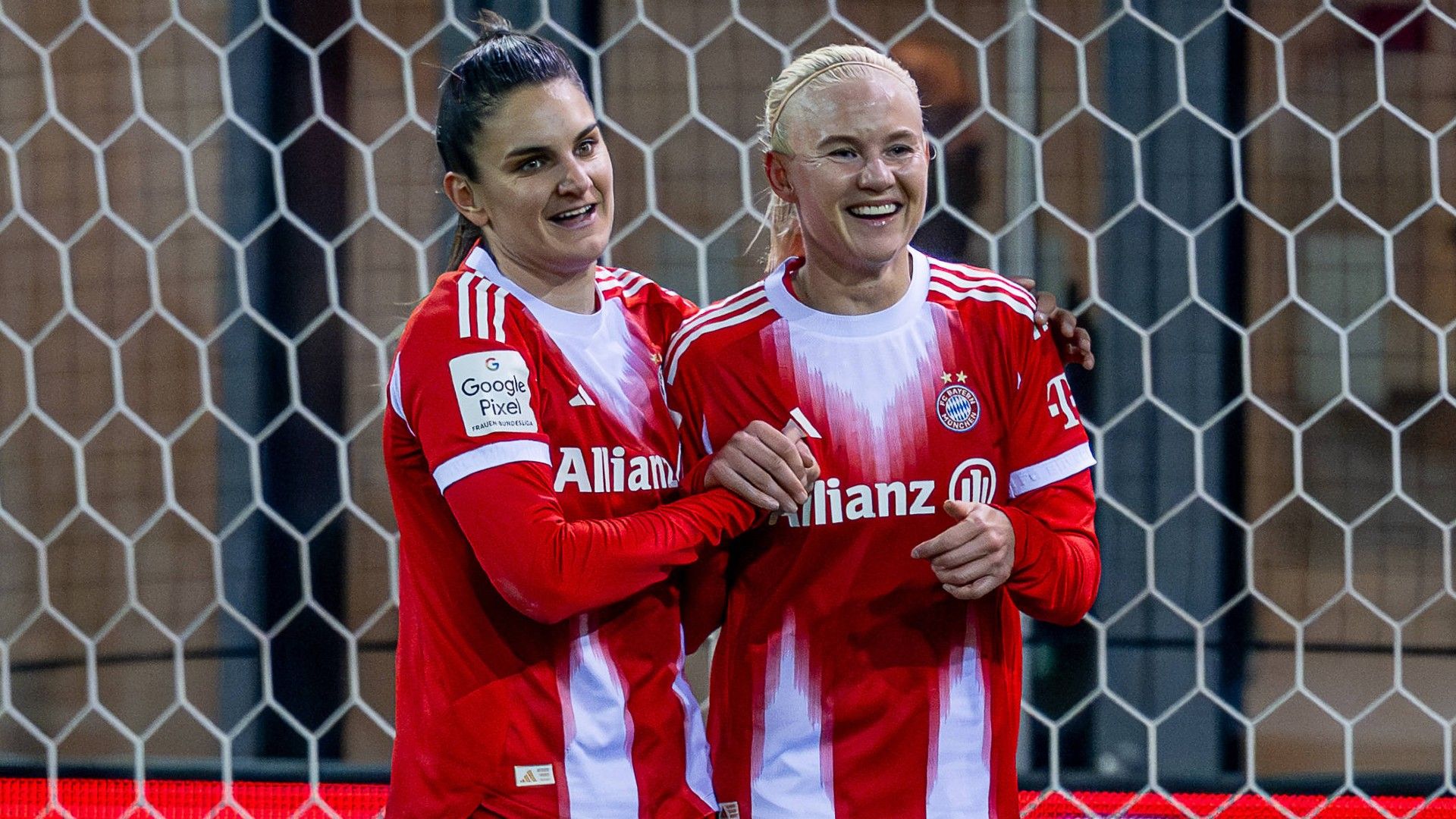 Jovana Damnjanovic (FC Bayern Muenchen Frauen, 09) bejubelt mit Pernille Harder (FC Bayern Muenchen Frauen, 21)