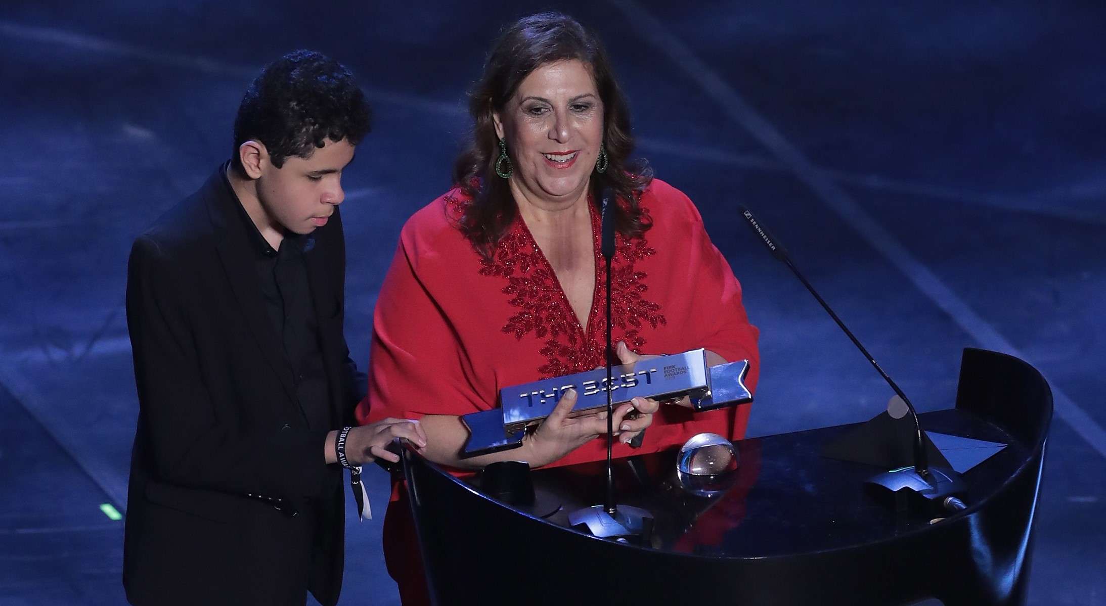 Silvia e Nickollas Grecco recebem prêmio Fifa Fan Award