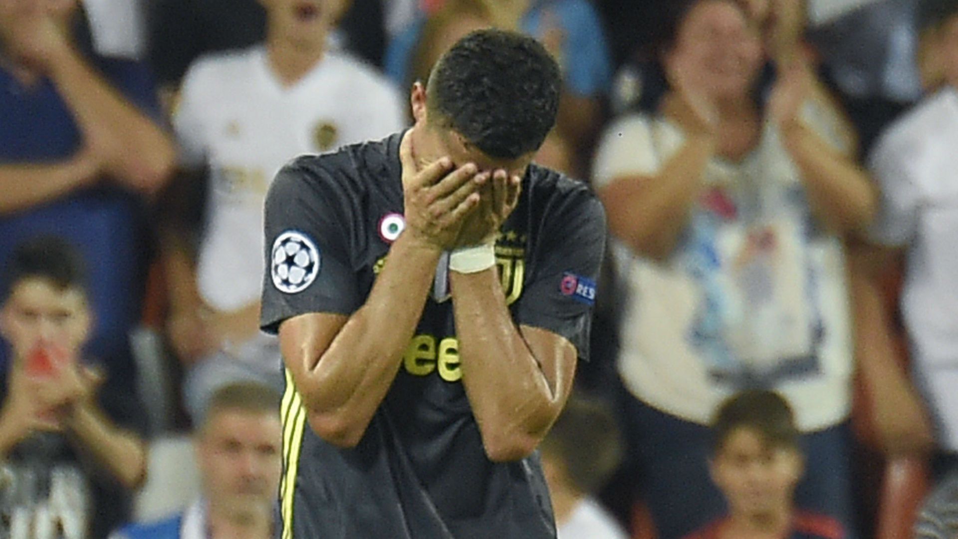 何のレッドカード？」C・ロナウド退場に現役選手やOBから疑問の声続出