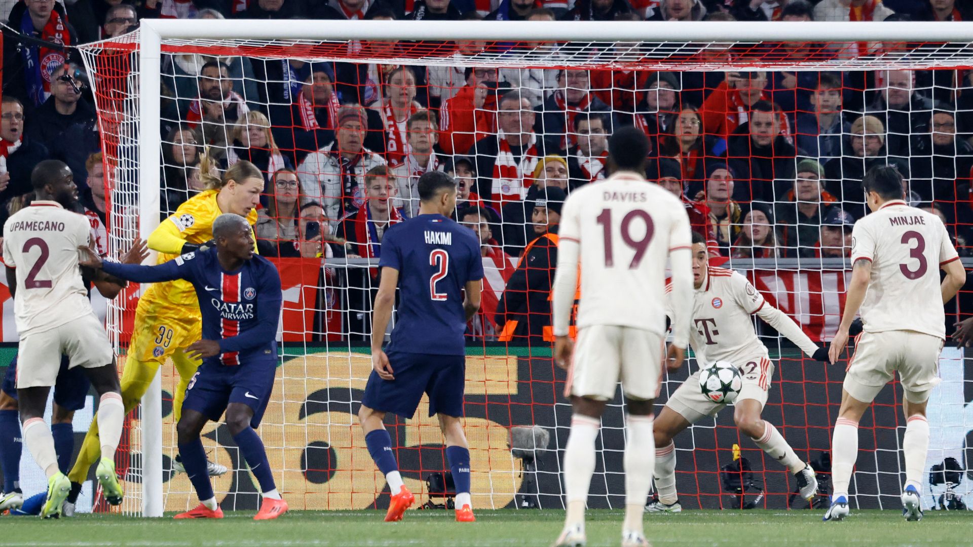 Matvey Safonov Bayern PSG Champions League 26112024