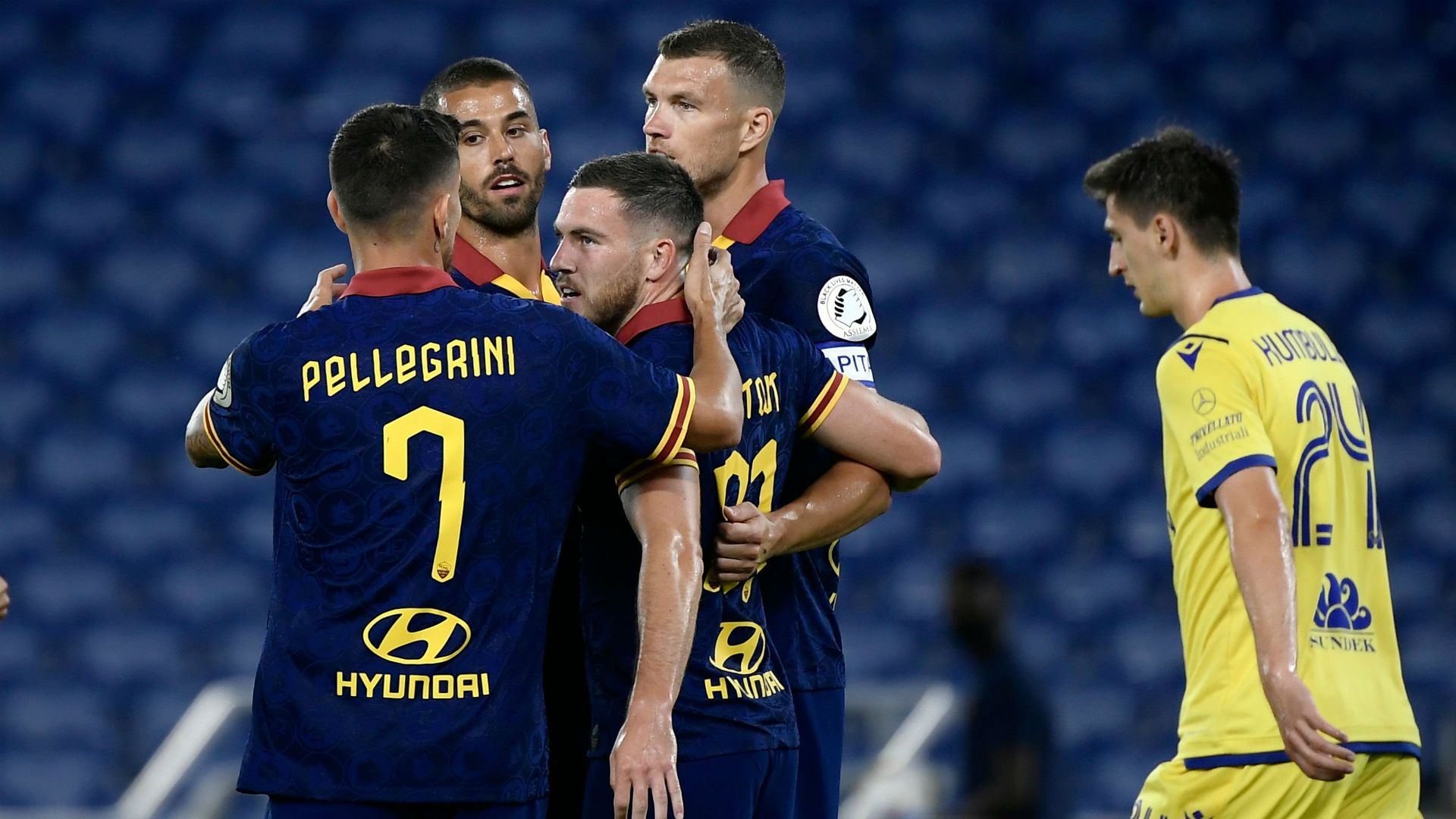 Veretout celebrating Roma Verona