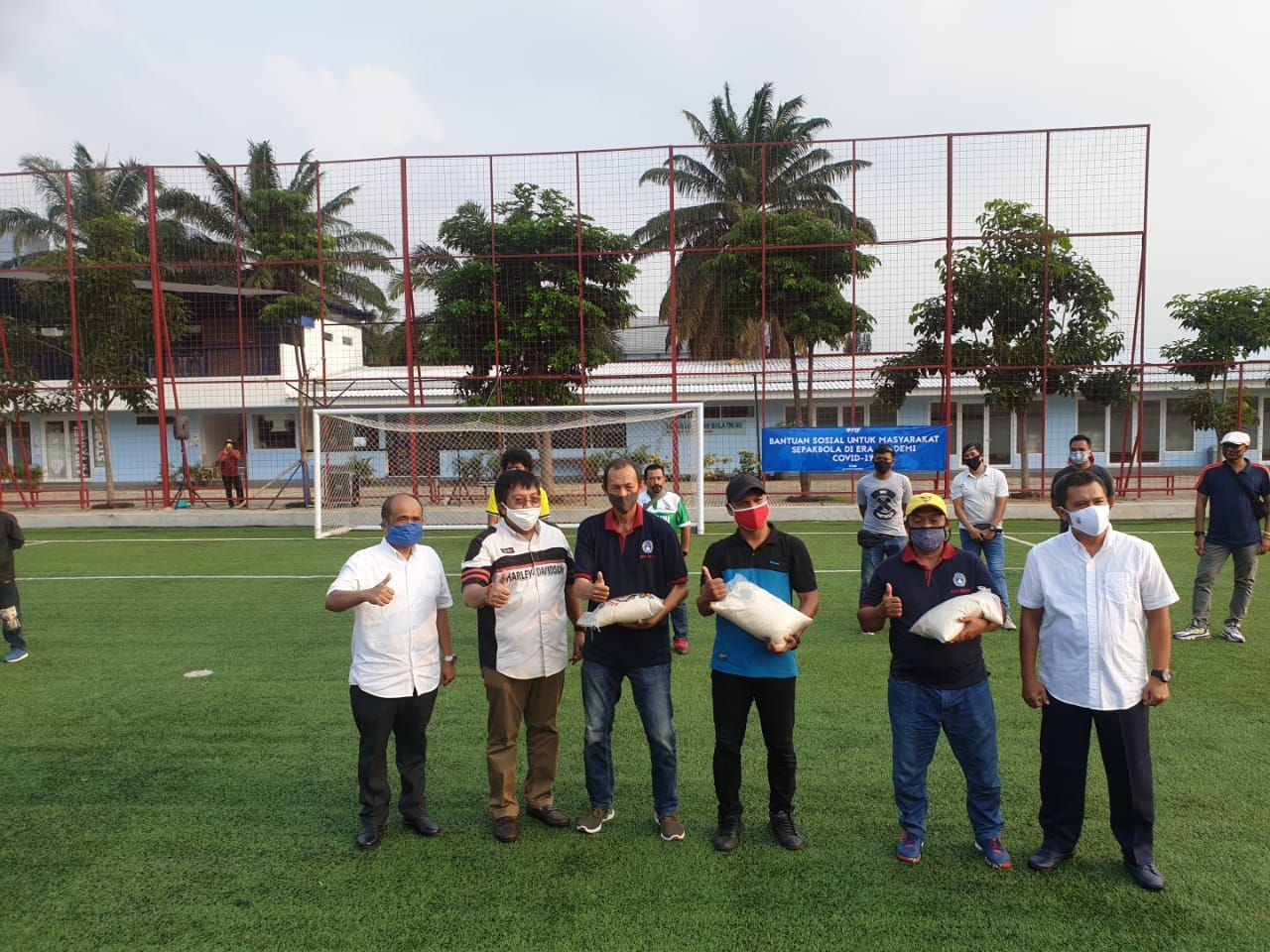 Gede Widiade mengasih sumbangan sembako