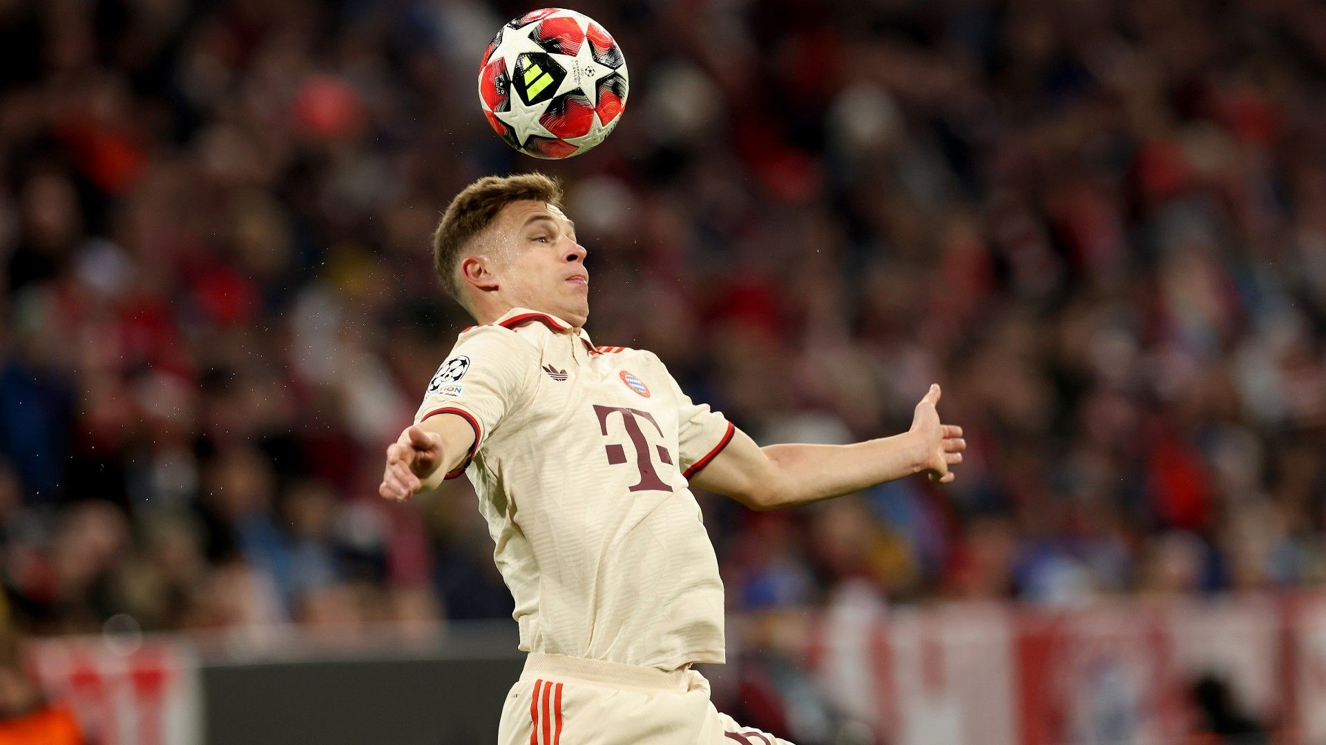   Joshua Kimmich of FC Bayern München battles for the ball 