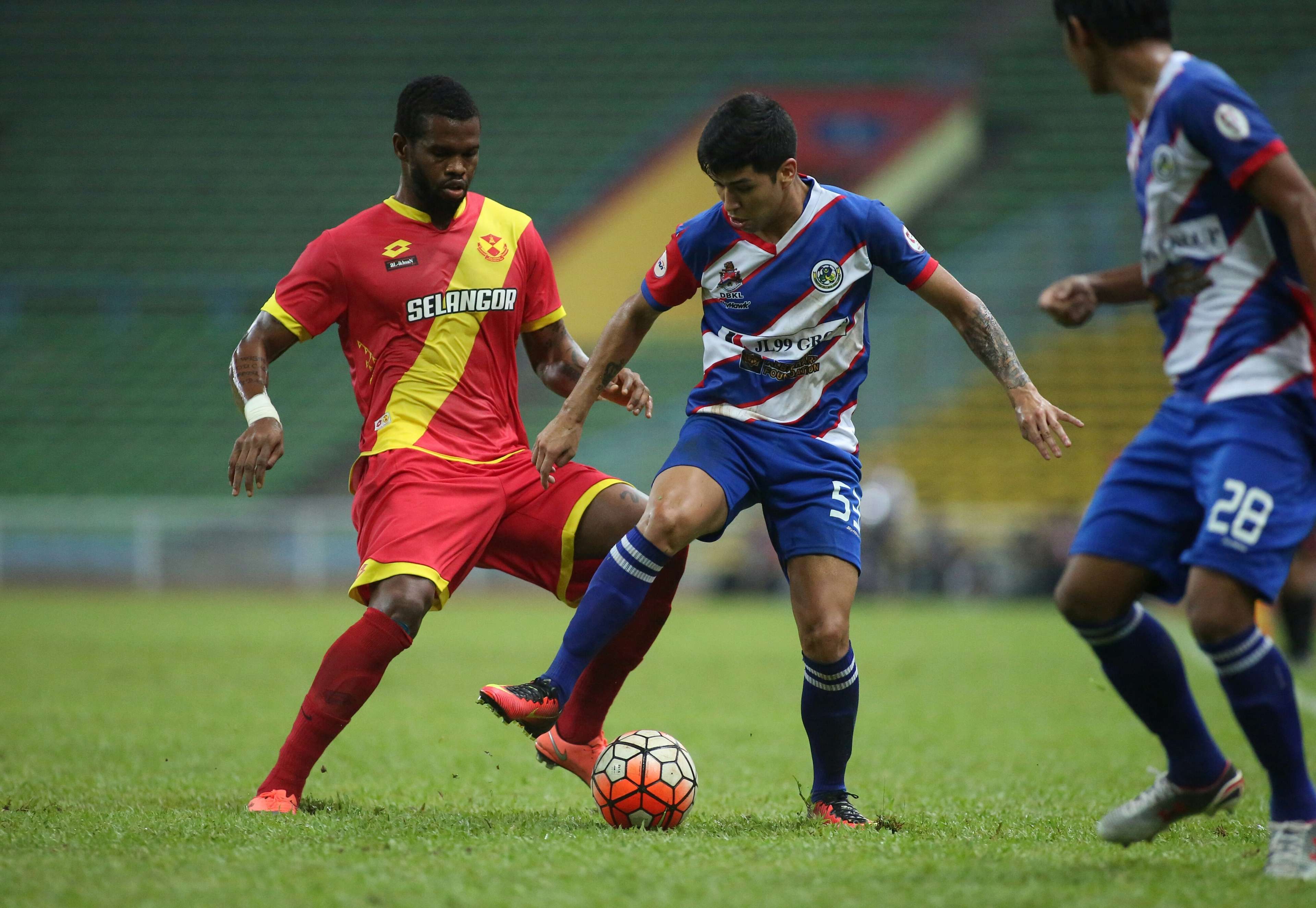 Selangor's Patrick Wleh (left) vies for the ball with Kuala Lumpur's Jonathan Cantillana in Malaysia Cup 2016