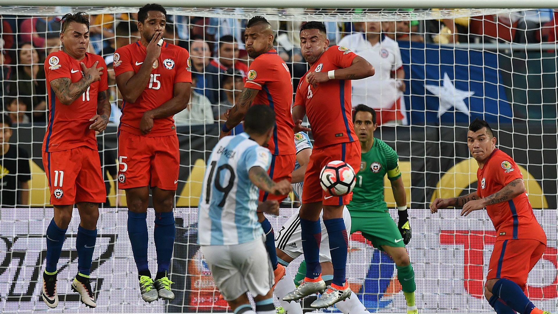 Eduardo Vargas Jean Beausejour Arturo Vidal Gonzalo Jara Gary Medel Claudio Bravo Ever Banega Argentina Chile Group D Copa America Centenario 06062016