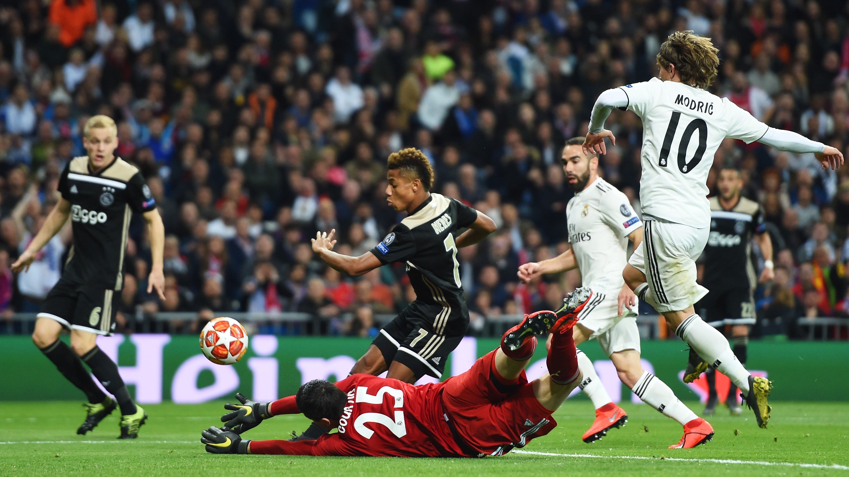 David Neres Thibaut Courtois Real Madrid Ajax UCL 05032019