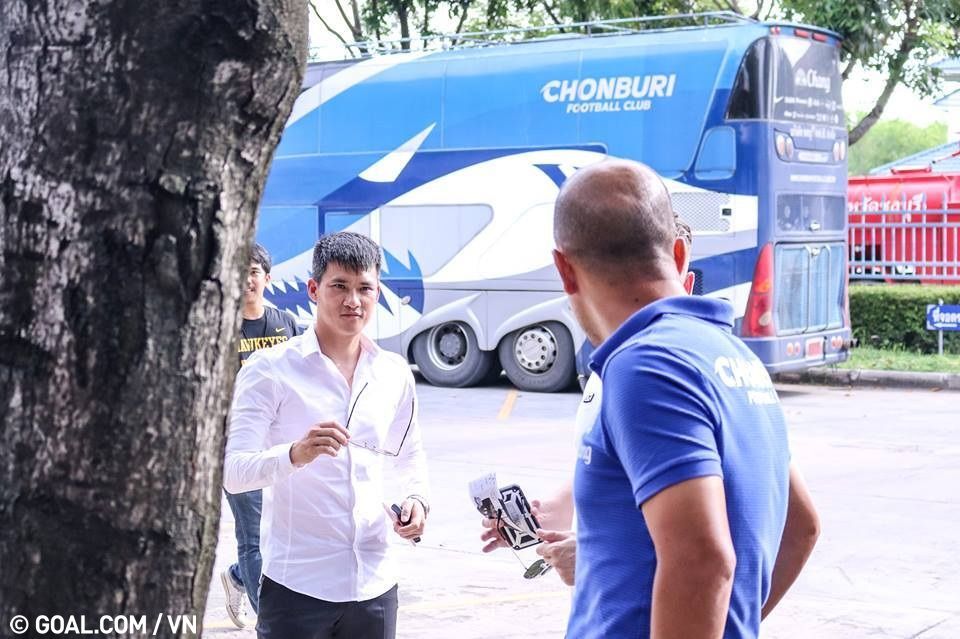 Lê Công Vinh sang Thái xem đá bóng