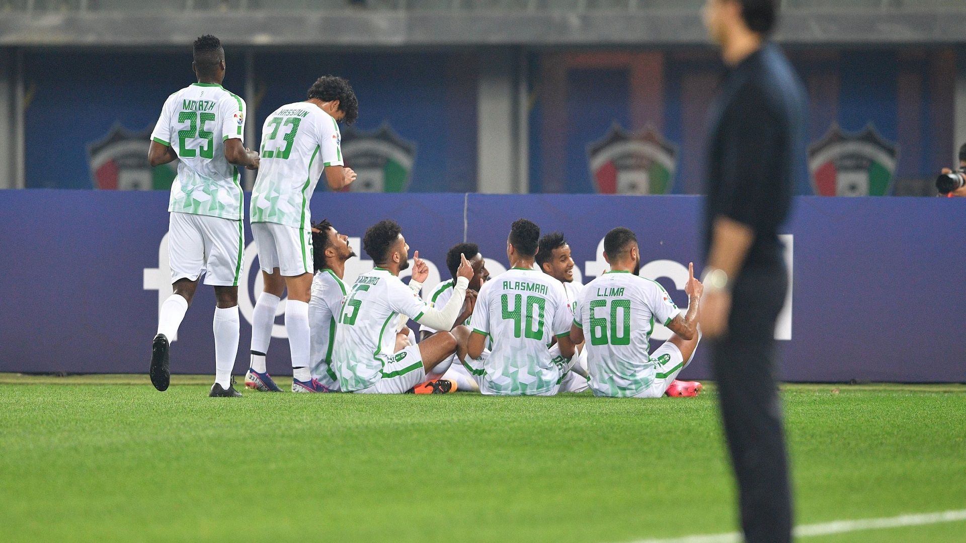 فرحة لاعبي الأهلي بعد هدفهم في مرمى استقلال الإيراني