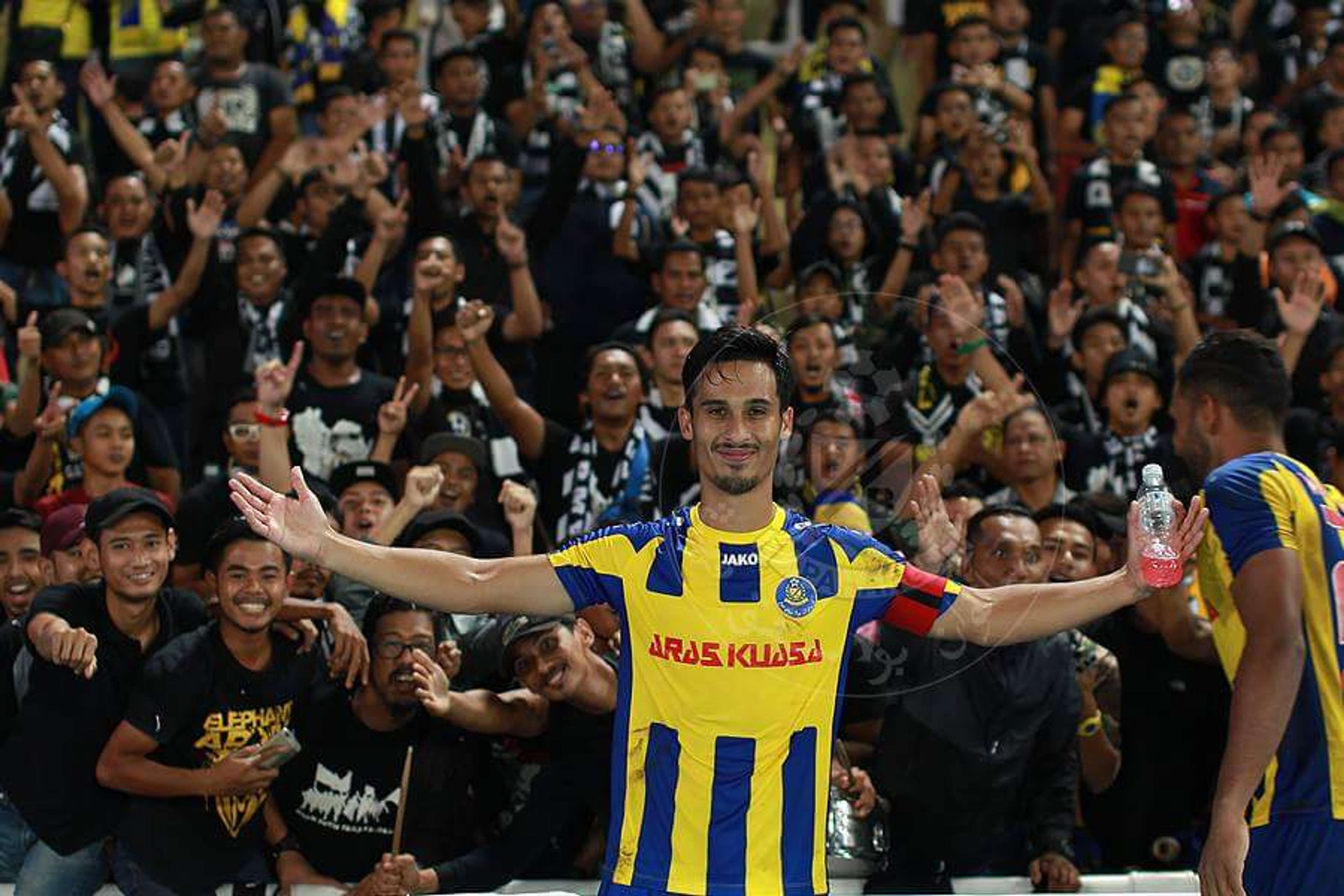 Pahang's Matthew Davies celebrating their win against T-Team with the fans 27/1/2017