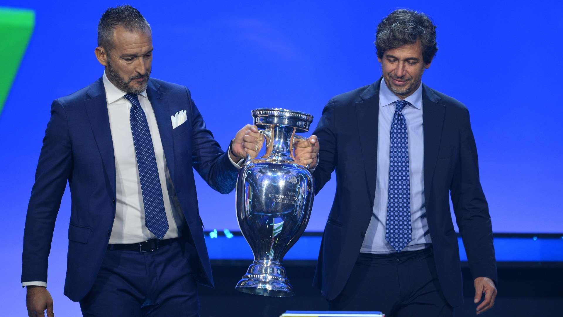 O troféu da Euro 2024 ao lado dos ex-jogadores da Itália Gianluca Zambrotta e Demetrio Albertini, durante o sorteio das Eliminatórias da competição