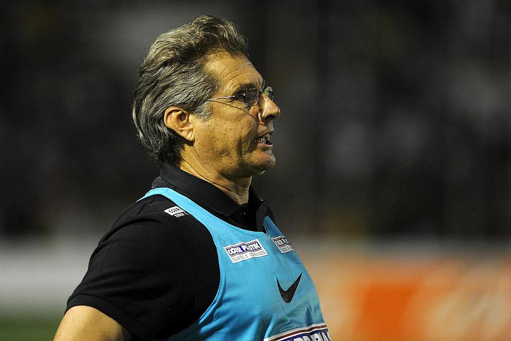 O treinador santista Oswaldo de Oliveira