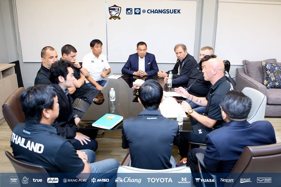 ประชุมทีมงานสต๊าฟฟ์โค้ชทีมชาติไทย
