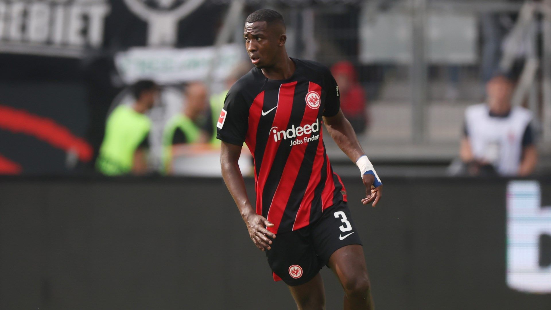 Willian Pacho: quem é o zagueiro equatoriano do Eintracht Frankfurt que é cotado para ser o sucessor de Virgil Van Dijk no Liverpool-Vitória dos dados