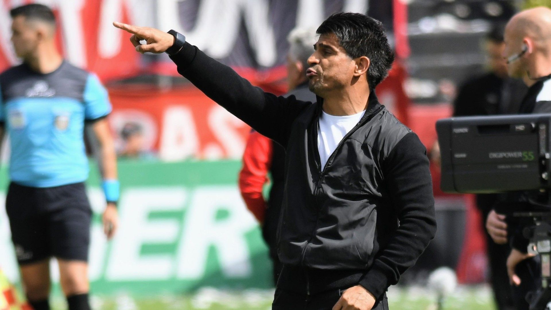 Hugo Ibarra dando indicaciones