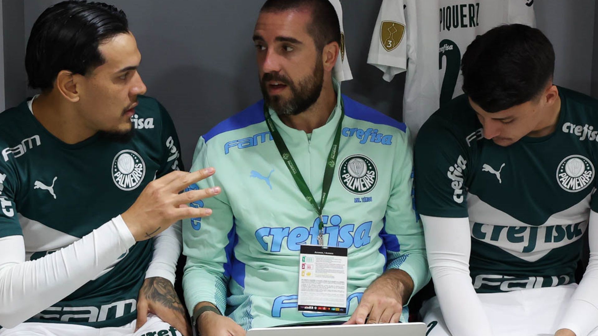 João Martins ao lado de Gustavo Gómez, no vestiário do Palmeiras