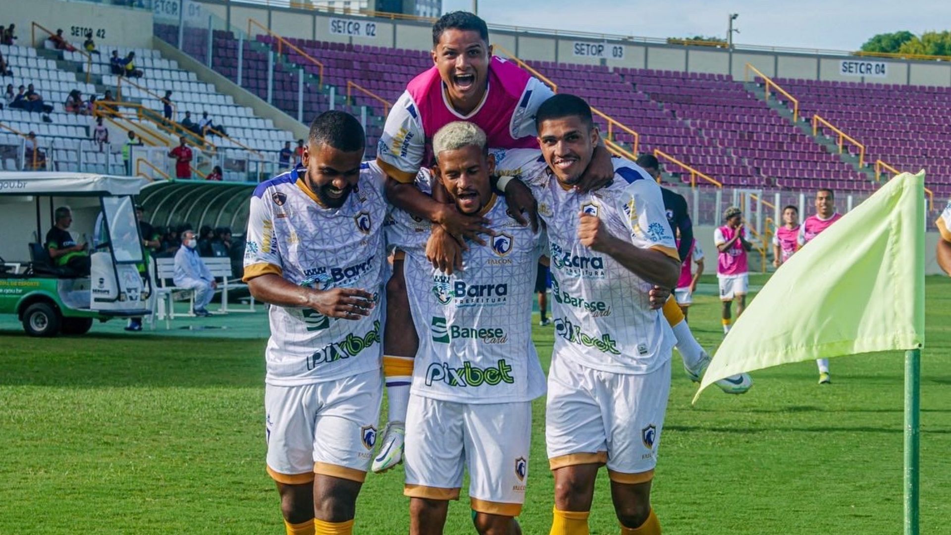 Neto comemora gol ao lado dos jogadores do Falcon em 2023