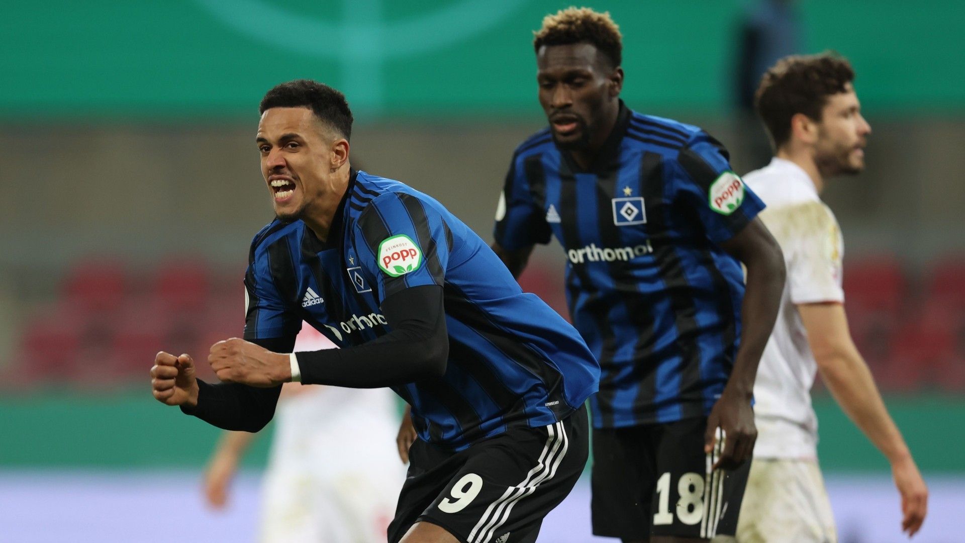 Robert Glatzel of Hamburger SV celebrates scoring a goal during the DFB Cup Round of 16