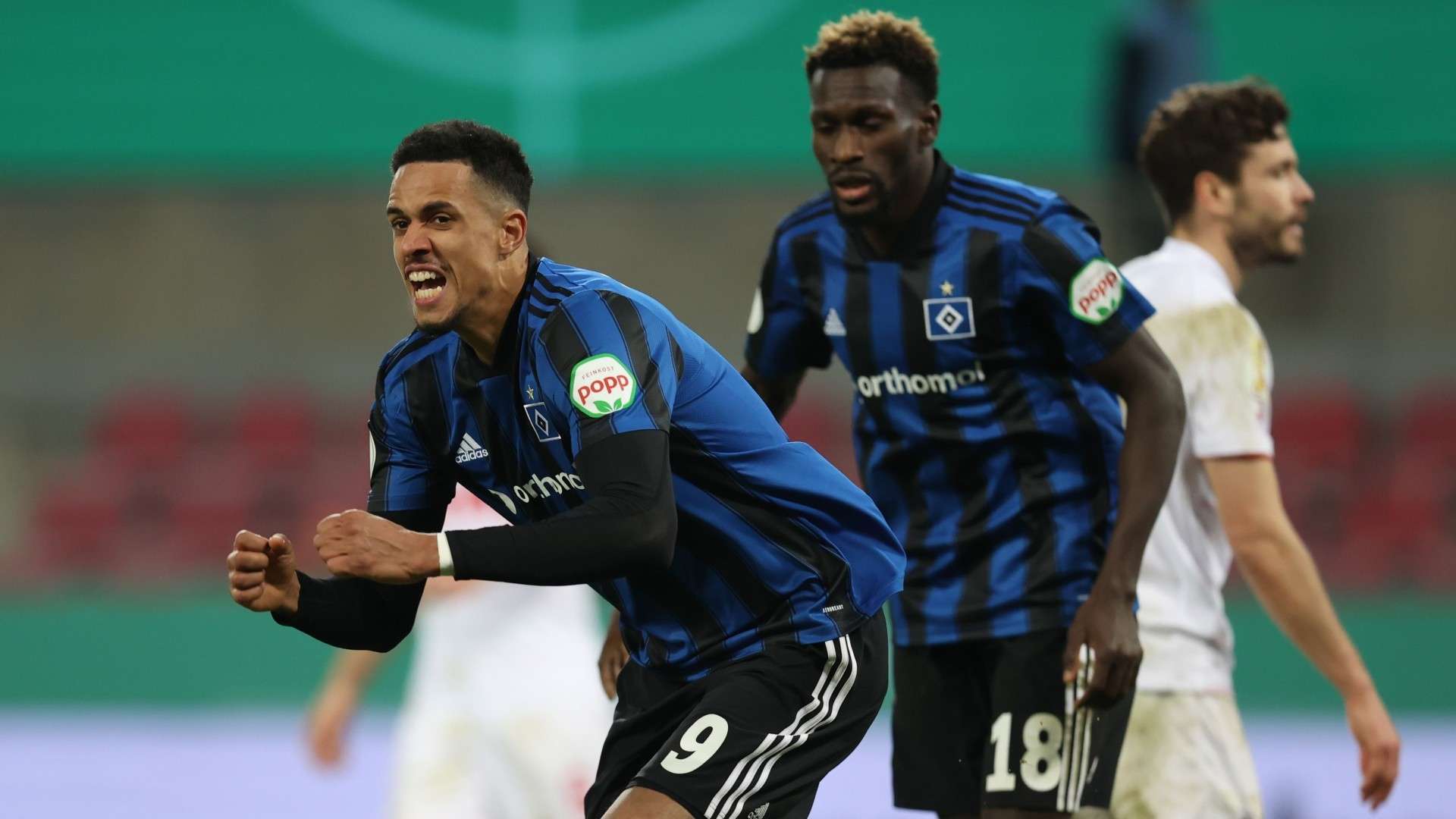 Robert Glatzel of Hamburger SV celebrates scoring a goal during the DFB Cup Round of 16