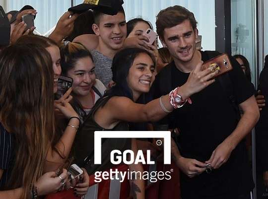 우루과이 팬들의 사진 공세에 웃는 얼굴로 응하는 그리즈만. 사진=게티이미지