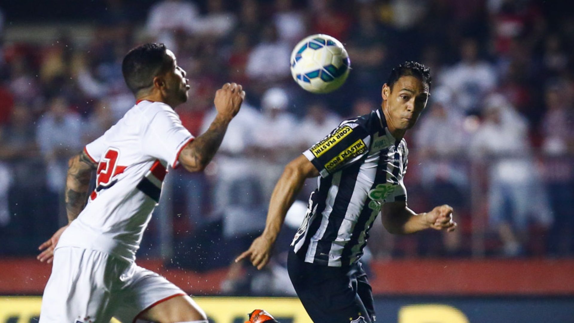 Ricardo Oliveira, em ação pelo Santos contra o São Paulo na semifinal da Copa do Brasil de 2015
