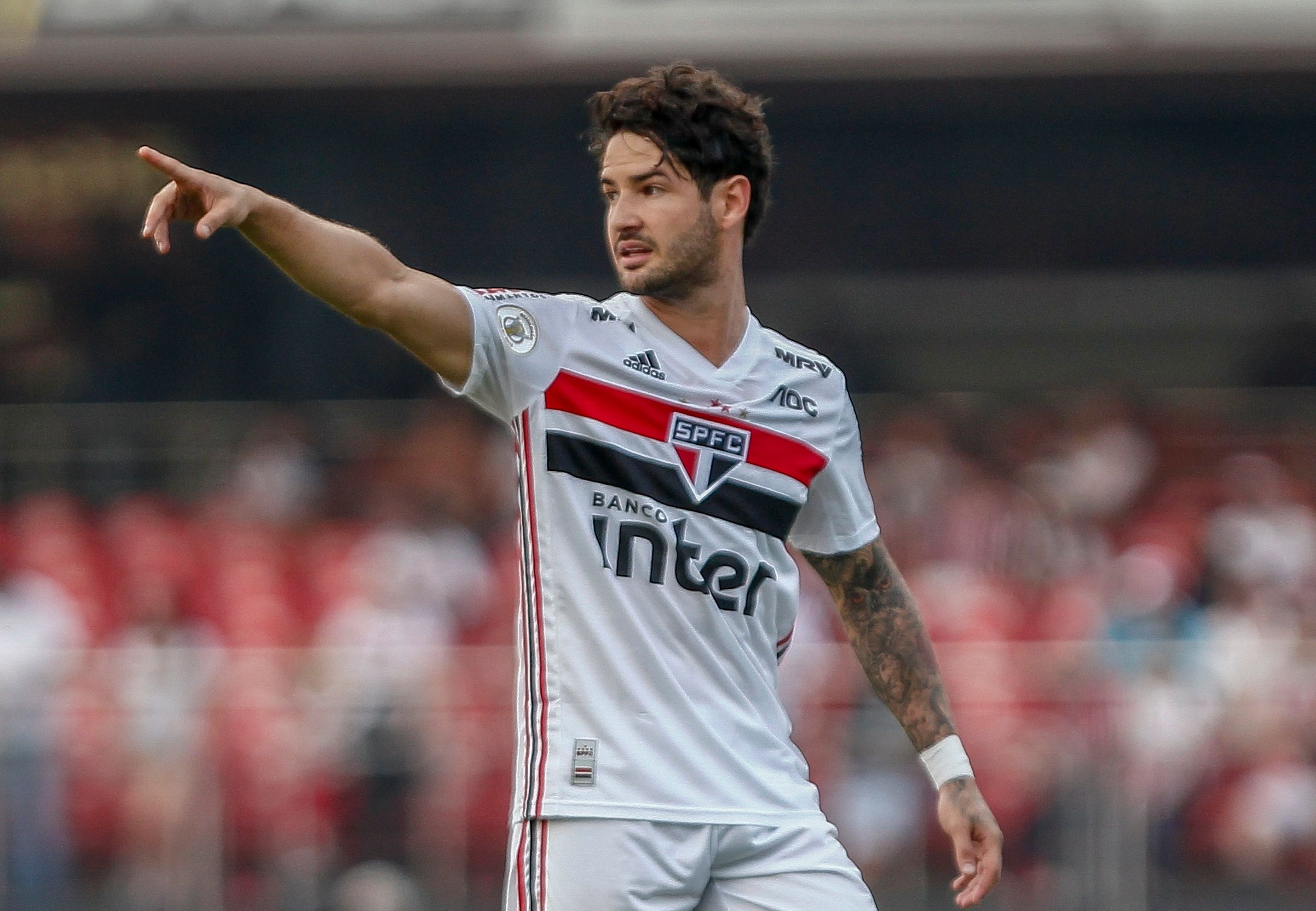 Alexandre Pato gesticula durante jogo do São Paulo