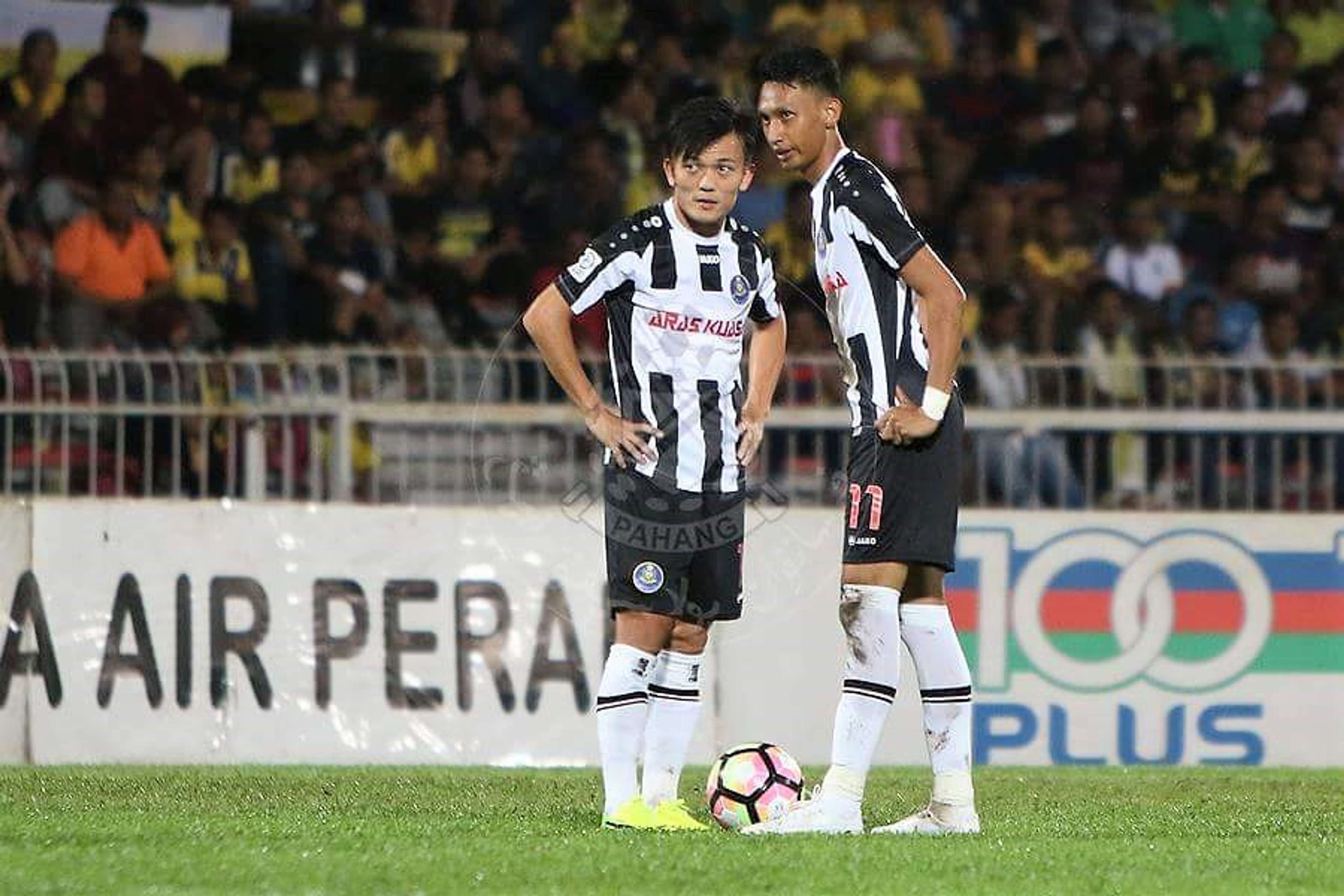 Pahang's Joseph Kalang Tie (left) and Ahmad Syamim Yahya playing against Perak 21/1/2017
