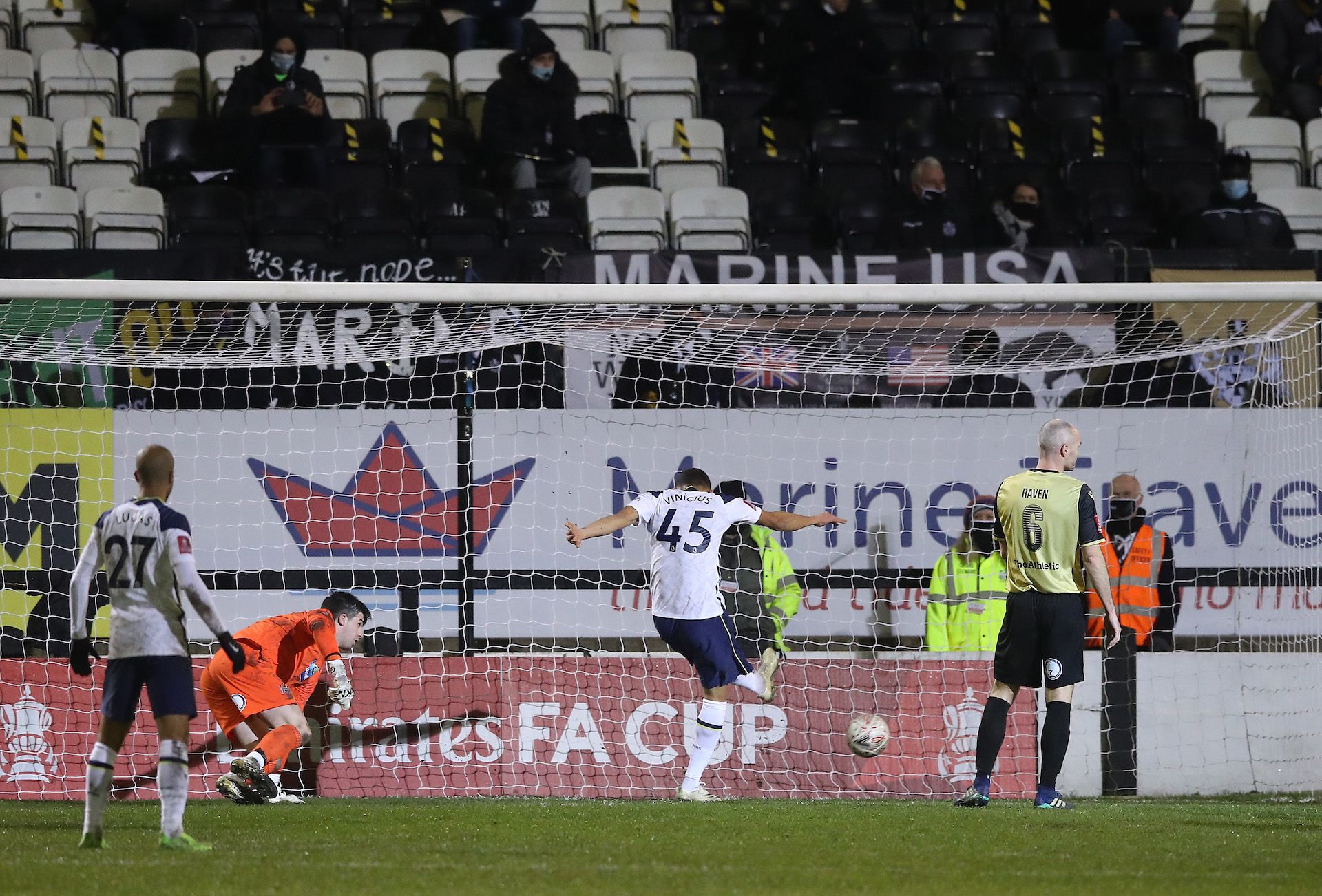 Vinicius en el momento de anotar el 0-1 del Tottenham