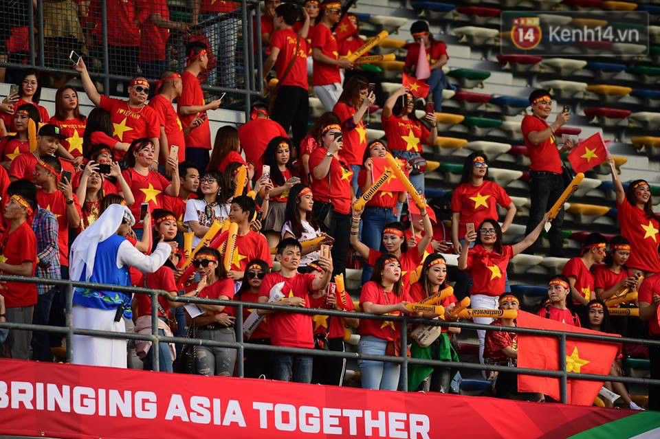 CĐV Việt Nam Zayed Sports City UAE Asian Cup