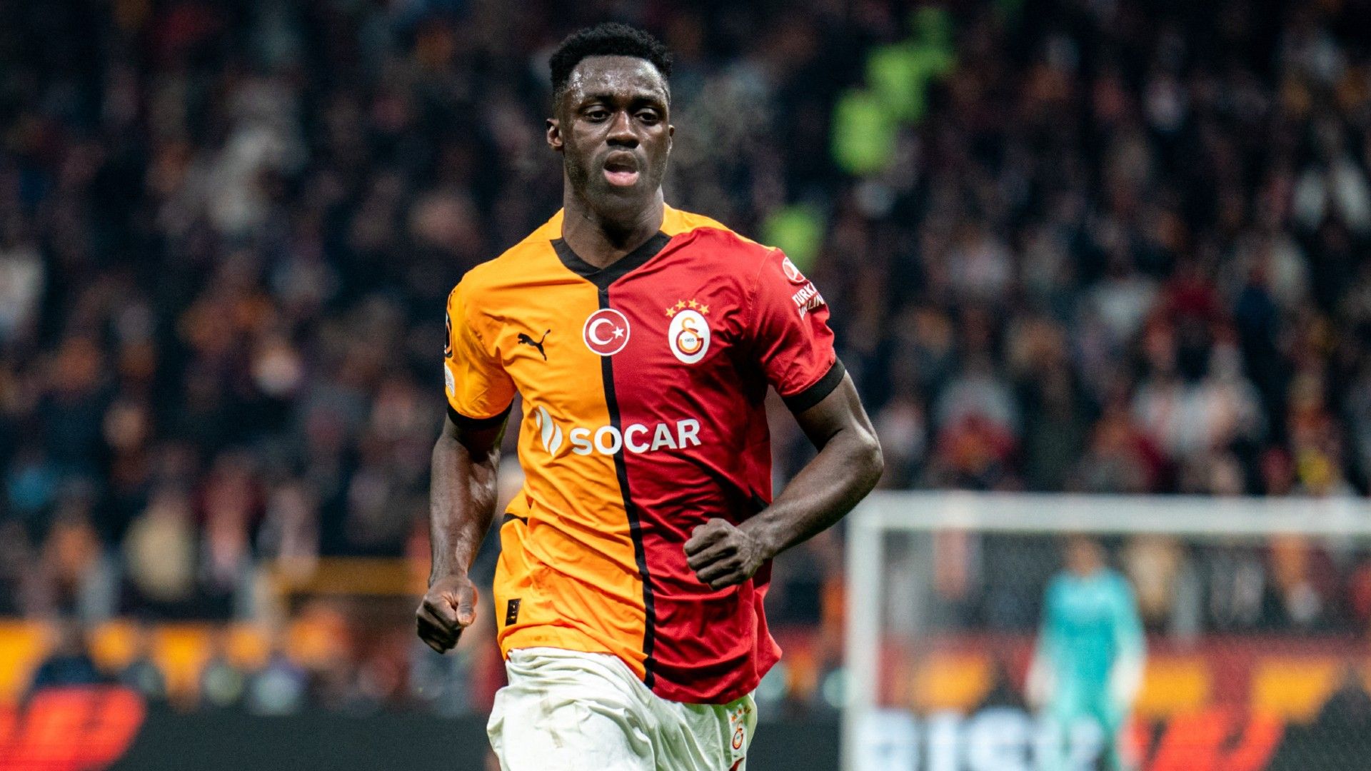 Davinson Sanchez of Galatasaray looks on 
