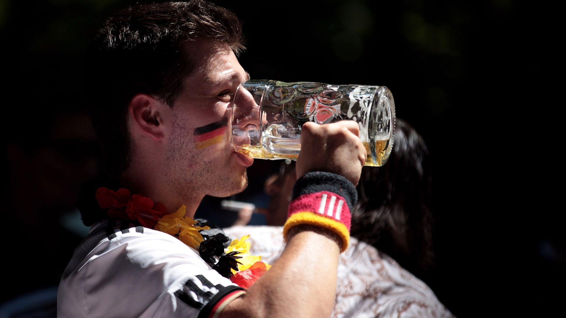Torcedor alemão de futebol bebendo cerveja