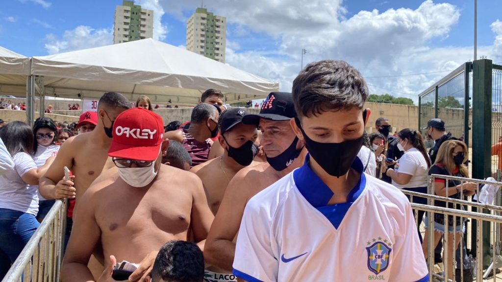 Torcedores do Flamengo entram sem camisa na Arena Pantanal