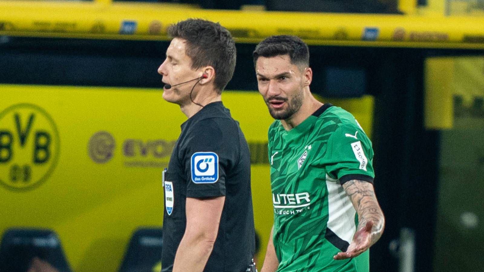 Bei Durchsage zum Gladbacher Elfmeter! Schiedsrichter geschieht bei Bundesligaspiel des BVB lustiges Missgeschick