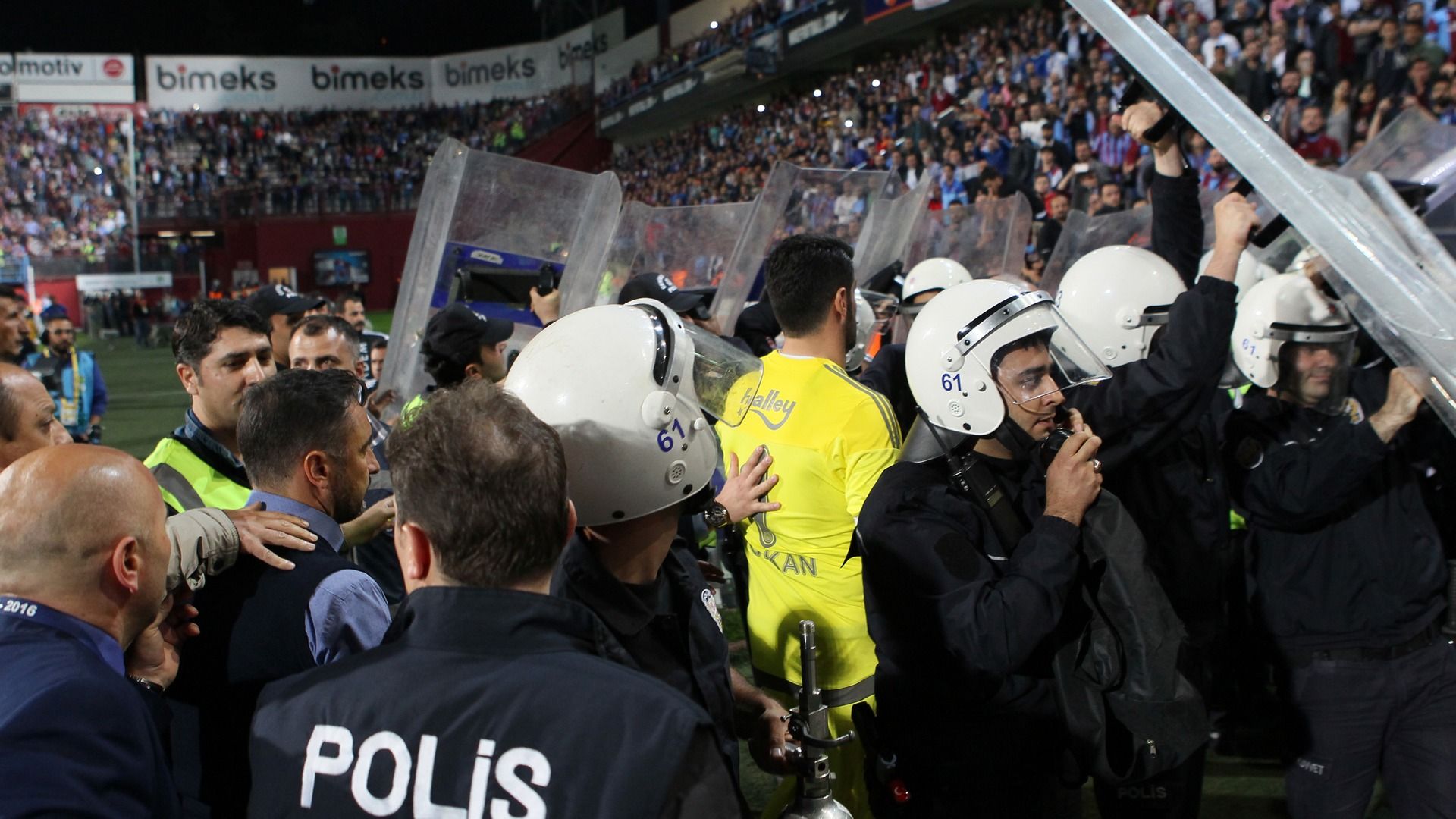 Trabzonspor Fenerbahce pitch invasion 04242016