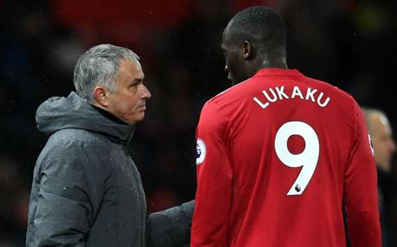 Jose Mourinho speaks with striker Romelu Lukaku