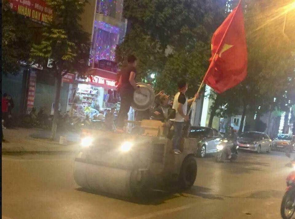 CĐV Việt Nam ăn mừng